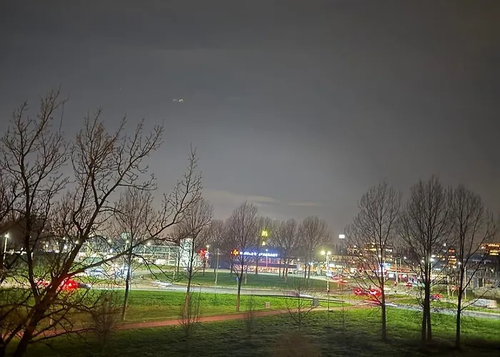 foto di Stylish Led Studio Balcony Swing Parking By Door Capelle aan den IJssel